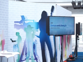 Auf dem Bildschirm wurde während des Interviews Blog-Impressionen für die Zuchauer vor Ort gezeigt. Das Interview wurde zusätzlich im Radio und per Livestream im Internet übertragen. Die Karlsruher Mode- und Lifestyle-Bloggerin Julie en Rose zu Gast beim SWR. © Veronika Merz / Julie en Rose 2017.